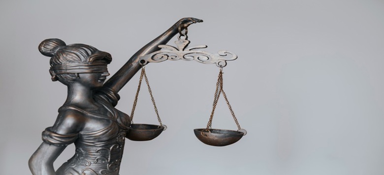 Justitia skal være upartisk og rettferdig.