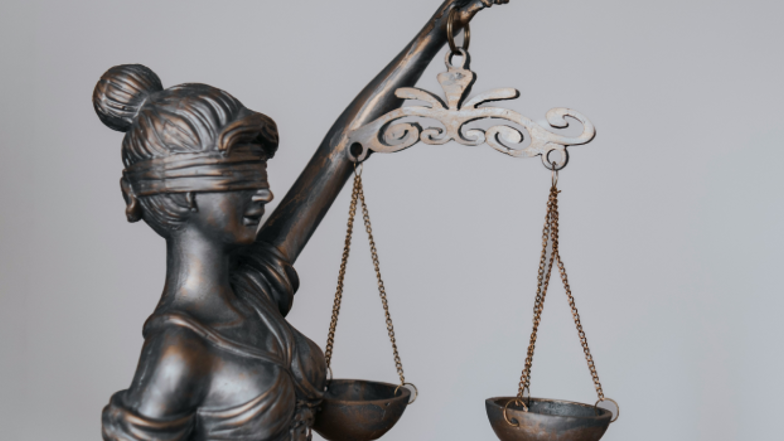 Justitia skal være upartisk og rettferdig.
